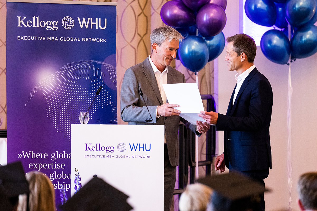 Professor Weigand awards WHU Professor Christian Andres as Best Teacher of the Kellogg-WHU EMBA programms