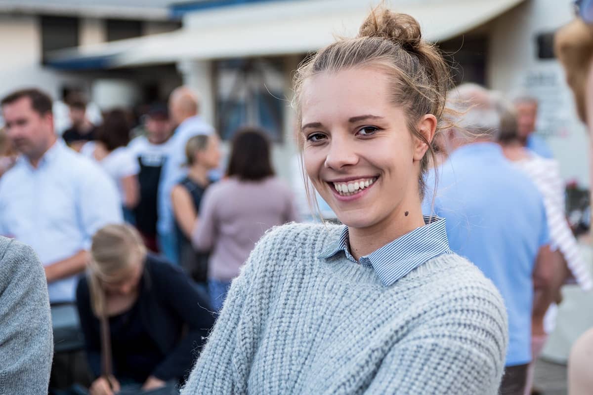 Eine lächelnde International Business Administration Studentin.