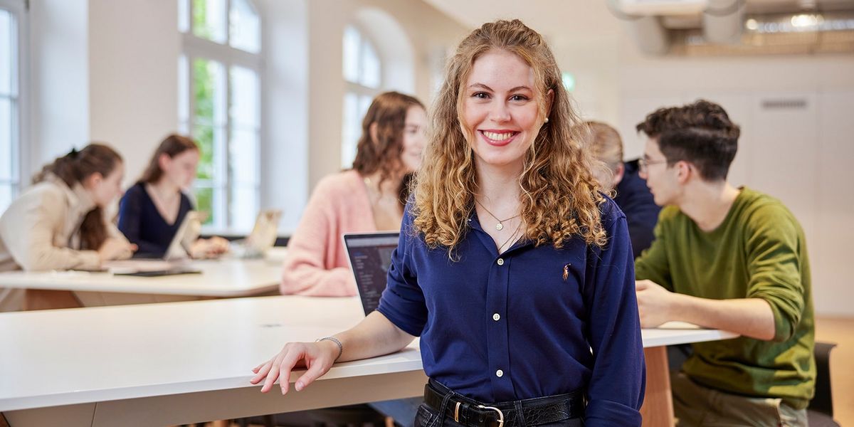 Eine Studentin, die Wirtschaftspsychologie an der WHU  studiert