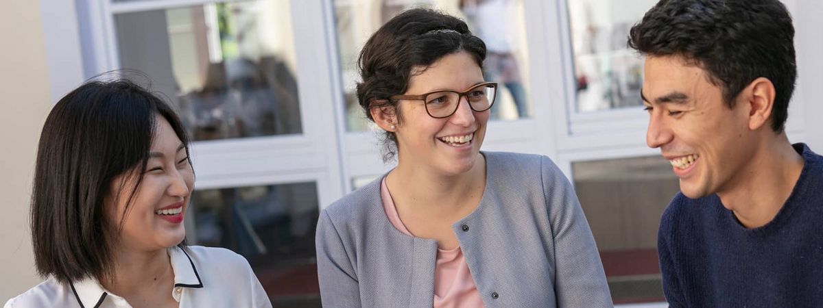 MBA Studium Junge Student:innen unterhalten sich über das MBA Studium.