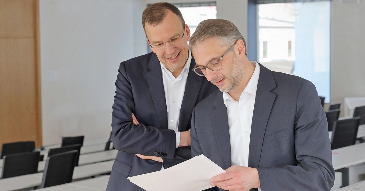Utz Schäffer und Marko Reimer schauen auf WHU Controller Panel Daten