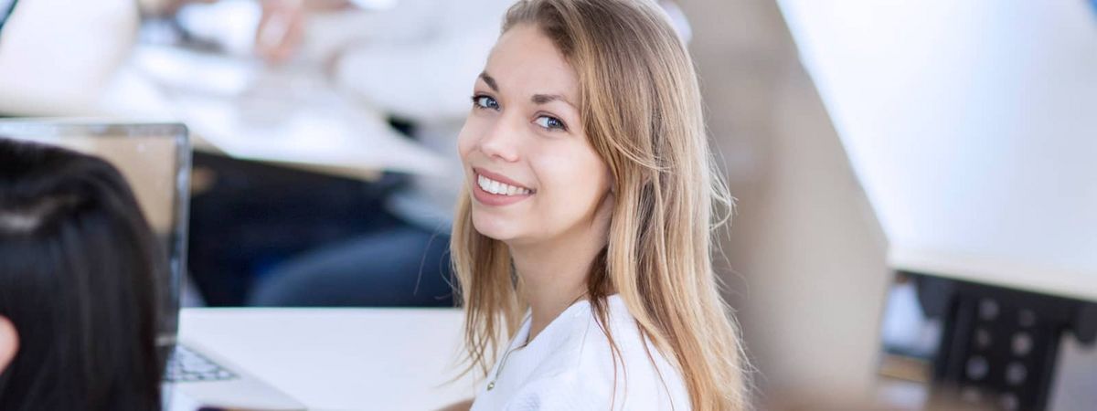 Wirtschaftswissenschaften Master Eine Wirtschaftswissenschaften Master Studentin.