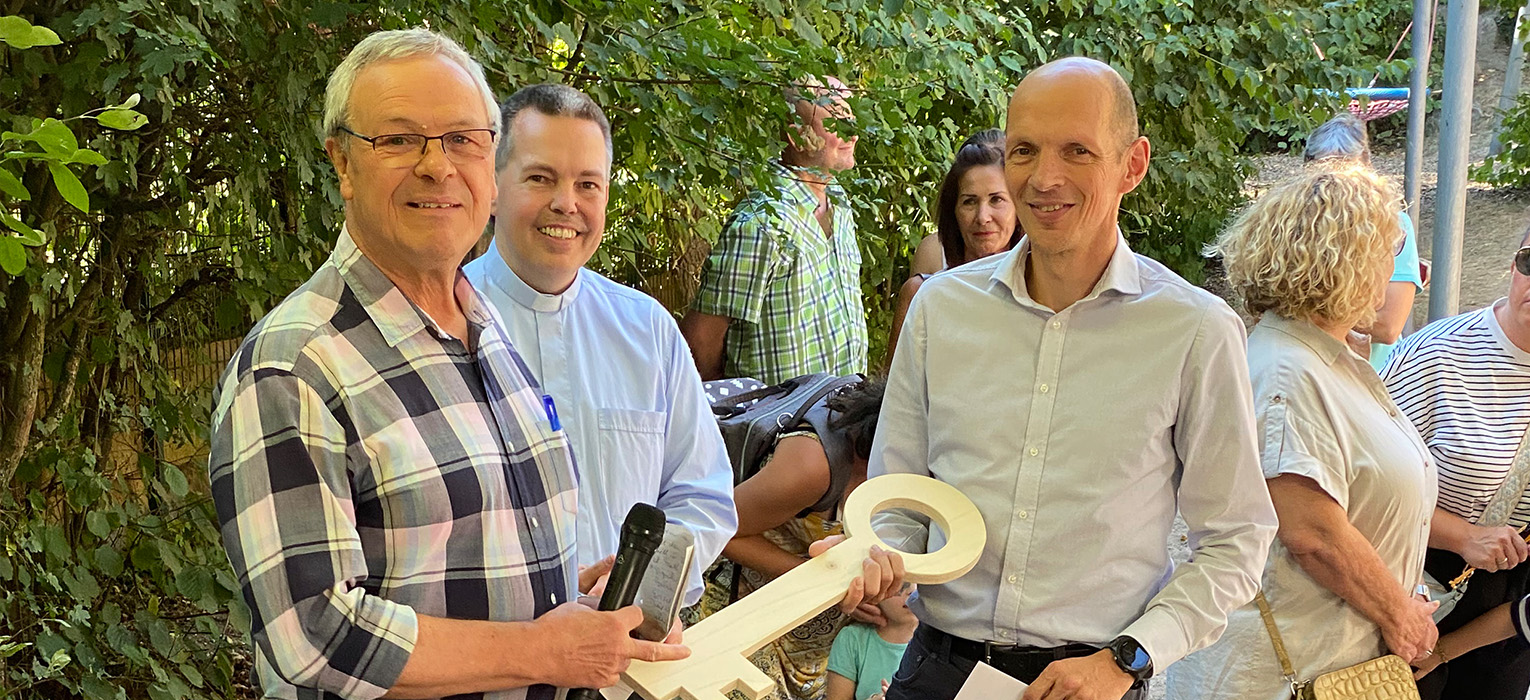 Together with Pastor Martin Laskewicz (middle), Dr. Winfried Scholz (left) hands they key to WHU’s Head of Administration Peter Christ (right).