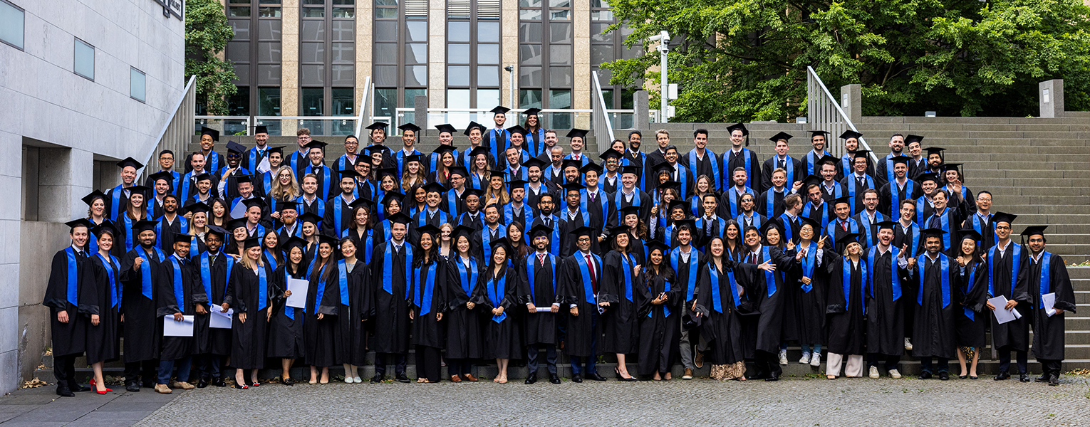 MBA-Studierende feiern ihren Abschluss in Düsseldorf